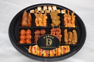 Hapjesschaal  ±80 Hapjes - Kipkluifjes, Sate stokjes, gehakballetjes & wraps